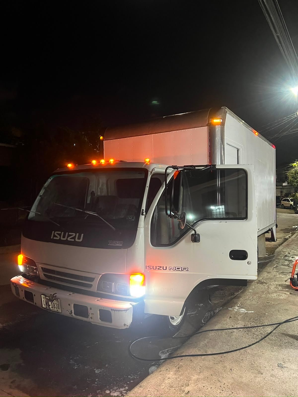 Camión Isuzu de carga durante servicio nocturno