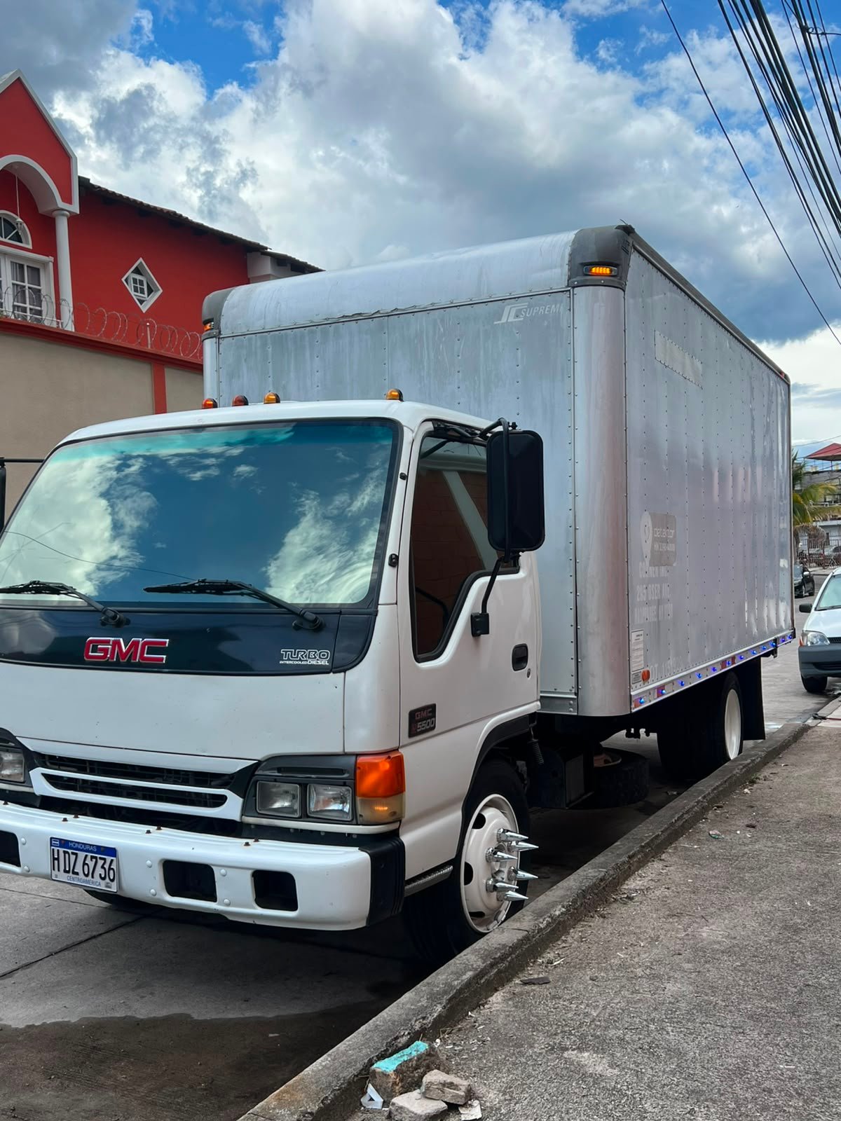 Camión GMC con furgón para movilización de carga
