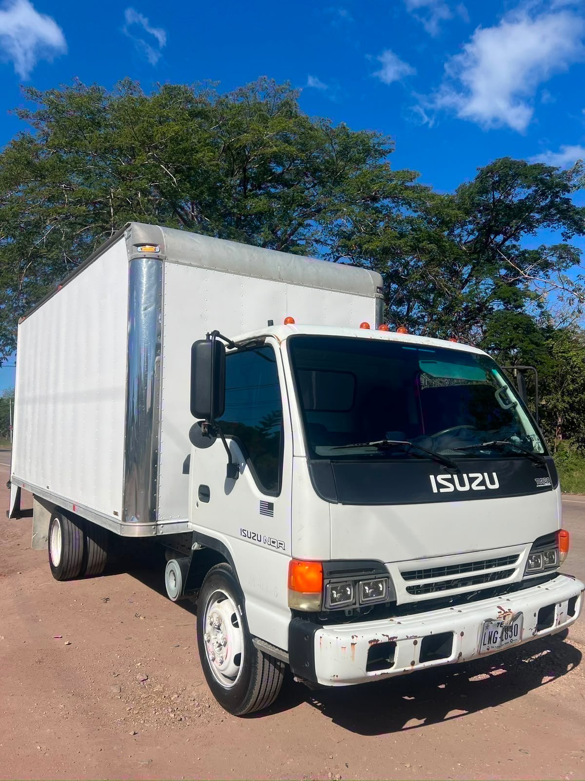 Camión Isuzu NQR con furgón