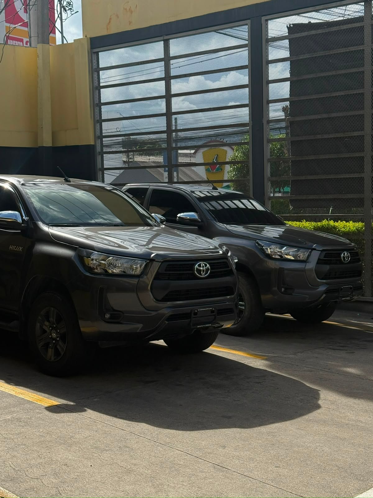 Camionetas Toyota Hilux para servicios empresariales